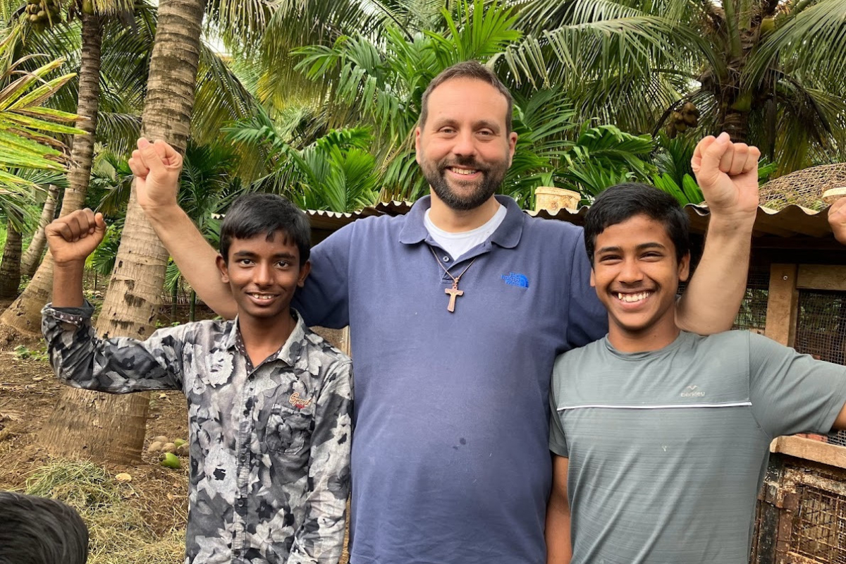 La carezza dell'India a don Enrico
